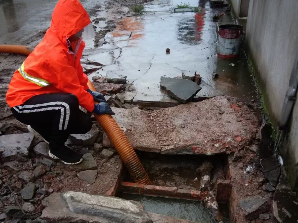 凌源专业清理污水池 炜誉市政以规范流程守护城市 “肠道”