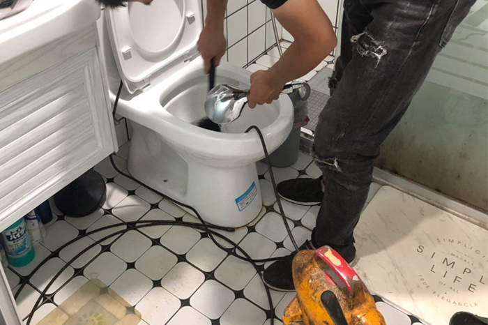 凌源马桶堵塞自己疏通还是找师傅？专业上门服务让你省时更省心