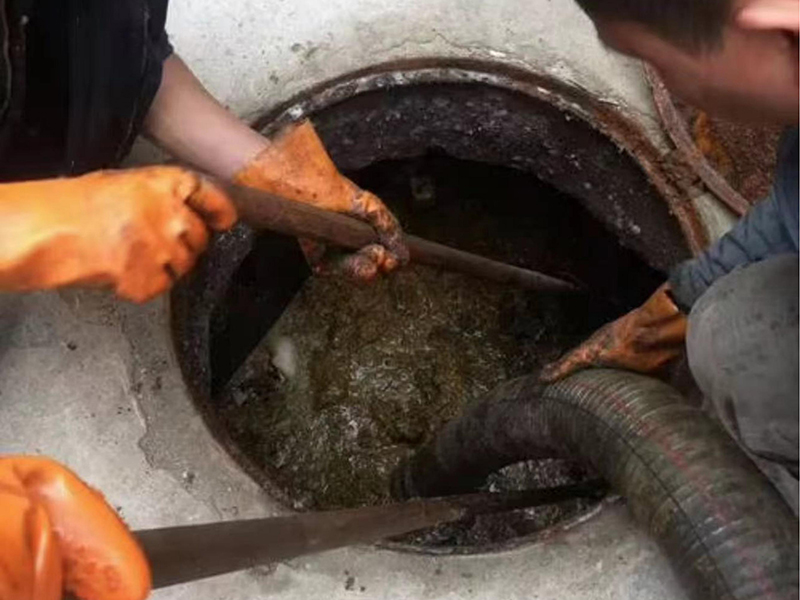 凌源清理化粪池时如何避免沼气的危害？